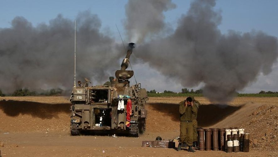 Des militaires israéliens d'une unité d'artillerie tirent vers la bande de Gaza depuis leur position près de la frontière, le 17 juillet 2014