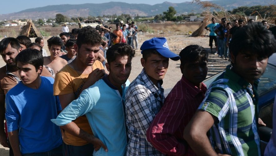 Des migrants font la queue lors de la distribution de repas organisée par l'association "Kos solidarity", le 17 août 2015 à Kos