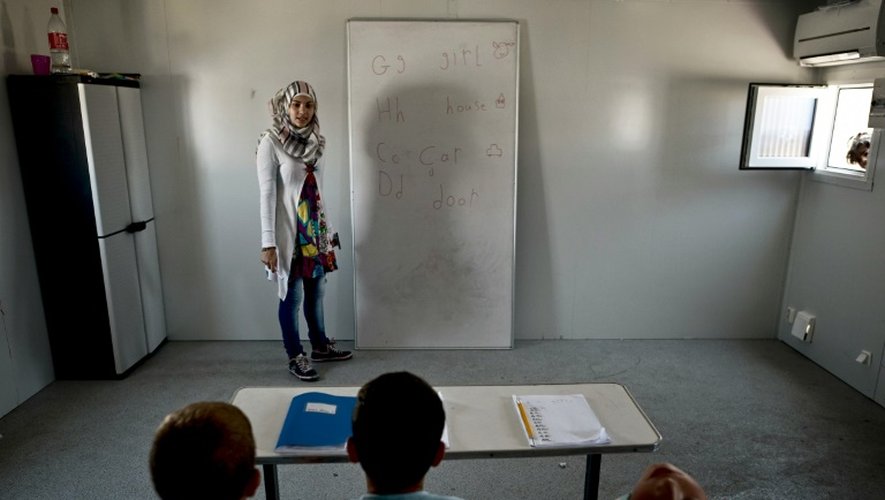 Israa Alsabsabi, 19 ans enseigne l'anglais à de jeunes enfants dans le camp de réfugiés de Skaramangs (sud d'Athènes), le 24 juin 2016