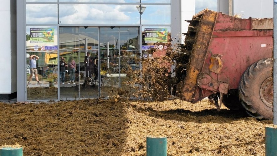 Aveyron: la colère monte dans les rangs des producteurs laitiers