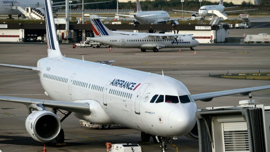 Le préavis des hôtesses et stewards d'Air France déposé du 27 juillet au 2 août "est maintenu" pour l'heure, a-t-on appris lundi auprès du SNPNC-FO