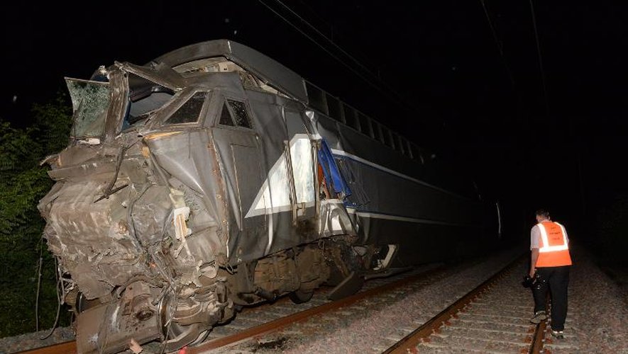 Un employé de la SNCF le 17 juillet 2014 sur le lieu de la collision entre deux trains près de Pau