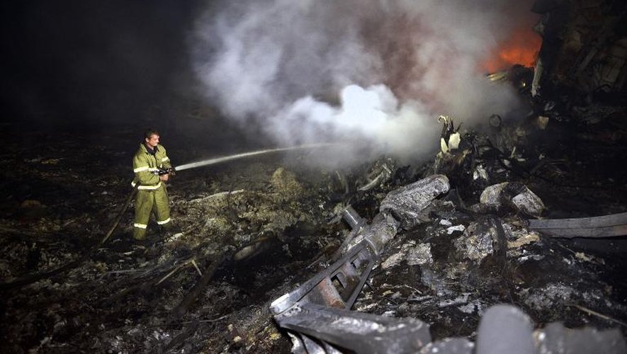 Un pompier au milieu des décombres fumants de l'avion malaisien qui s'est écrasé le 17 juillet 2014 à Shaktarsk en Ukraine