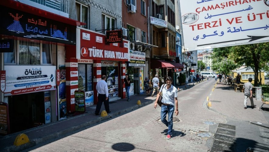 Dans le quartier de Fatih à Istanbul, le 4 juillet 2016, des passants syriens et turcs