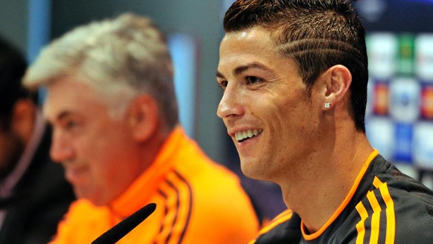 L'attaquant du Real Madrid Cristiano Ronaldo et son entraîneur Carlo Ancelotti,  en conférence de presse le 22 octobre 2013 à Madrid