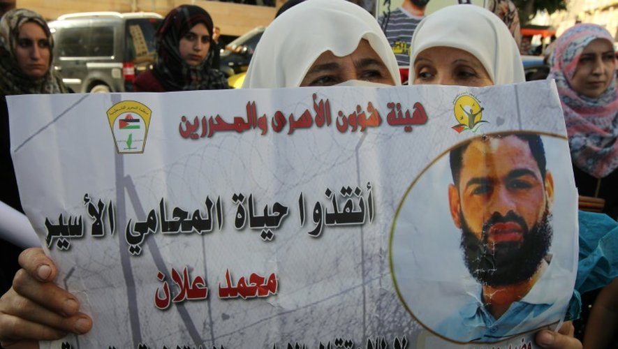 Une Palestinienne brandit le poster de Mohammed Allan lors d'une manifestation de soutien, le 17 août 2015 à Hebron en Cisjordanie