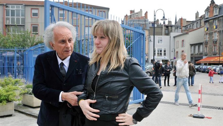 Cécile Bourgeon, la mère de Fiona, accompagnée de son avocat, Maître Gilles Jean Portejoie (g), parle à la presse le 16 mai 2013 à Clermont-Ferrand