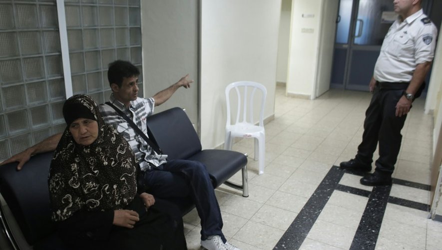 Maazouze (g) et Amid (2e g) mère et frère de Mohammed Allan en grève de la faim depuis mi-juin, attendent à l'hôpital d'Ashkelon de le visiter