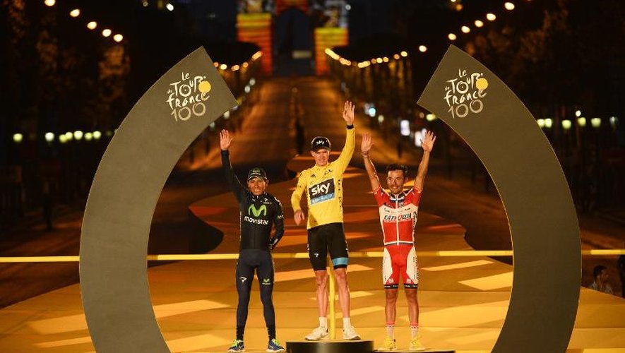 Le podium du Tour de France 2013 avec Chris Froome (C), en jaune, le Colombien Nairo Quintana (G) et l'Espagnol Joaquim Rodriguez (D), le 21 juillet 2013 à  Paris