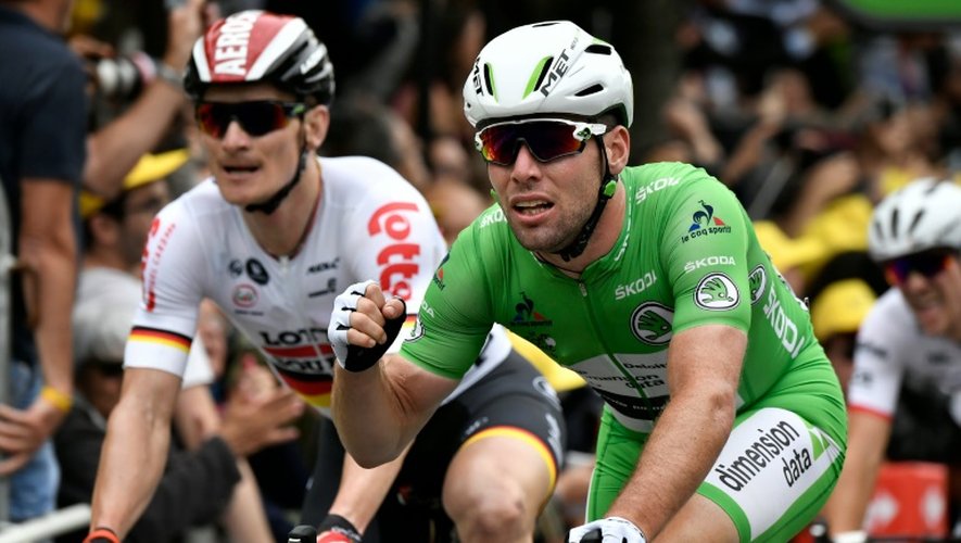 Le Britannique Mark Cavendish (Dimension Data, droite) franchit la ligne d'arrivée de la 3e étape du Tour de France, entre Granville et Angers, le 4 juillet 2016