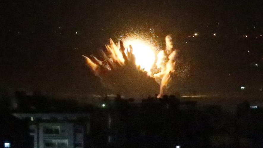 Des immeubles palestiniens touchés par des missiles israéliens le 17 juillet 2014 à Gaza