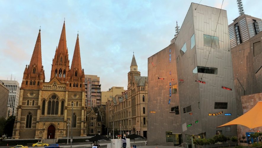 Vue de la Federation square et de la cathédrale Saint Paul de Melbourne, en Australie, le 2 avril 2015