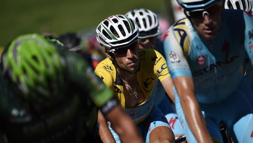L'Italien Vincenzo Nibali, maillot jaune du Tour de France, lors de la 12 étape entre Bourg-en-Bresse et Saint Etienne, le 17 juillet 2014