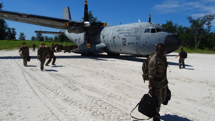 Des soldats français débarquent sur l'île de Juan de Nova, l'une des Iles Eparses, le 11 avril 2014