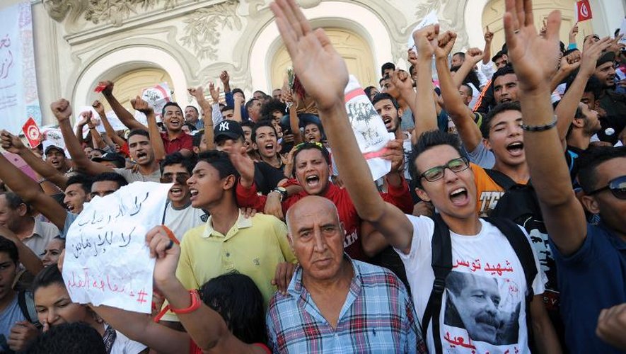 Des manifestants tunisiens à Tunis, le 23 octobre 2013