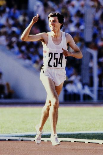 Sebastian Coe s'offre un tour d'honneur après sa victoire sur 1500 m des JO de Moscou, le 1er août 1980