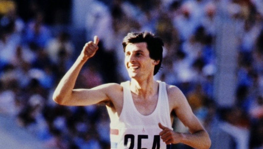 Sebastian Coe s'offre un tour d'honneur après sa victoire sur 1500 m des JO de Moscou, le 1er août 1980
