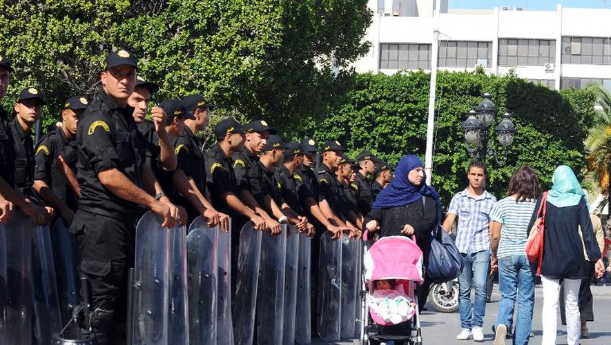 Un dispositif policier très important est déployé sur l'avenue Habib Bourguiba à Tunis lors de manifestations anti-gouvernementales le 23 octobre 2013