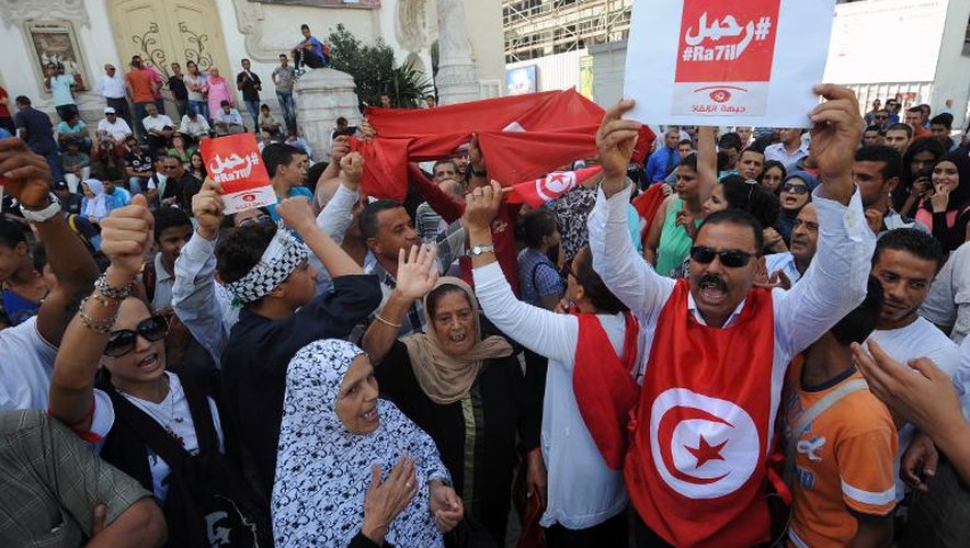 Des opposants tunisiens réclament la démission du gouvernement à Tunis le 23 octobre 2013