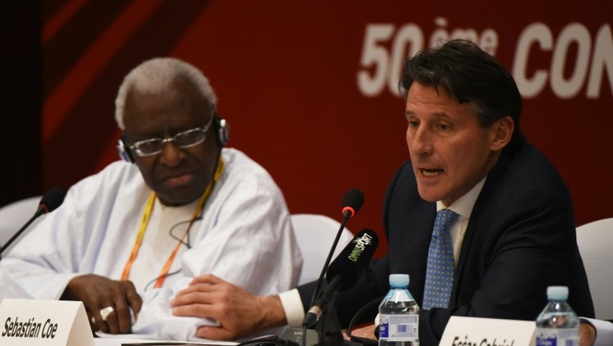 Sebastian Coe, fraîchement élu président de l'IAAF, tient une conférence de presse au côté de son prédécesseur Lamine Diack, le 19 août 2015 à Pékin