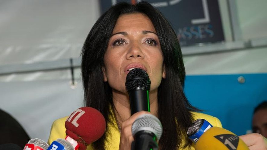 La sénatrice Samia Ghali répond aux journalistes, le 20 octobre 2013, au soir de sa défaite, à Marseille