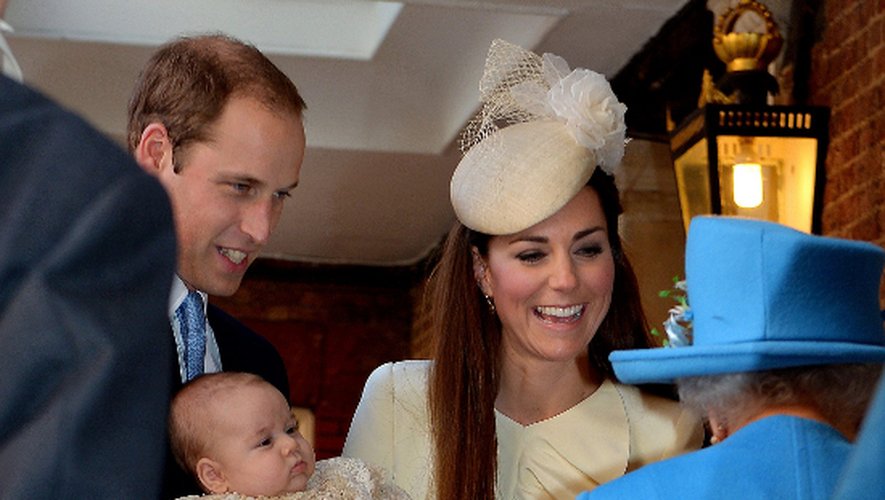 Baptême de George : Kate Middleton fait la bise à la Reine, le Prince Harry vient sans Cressida Bonas...