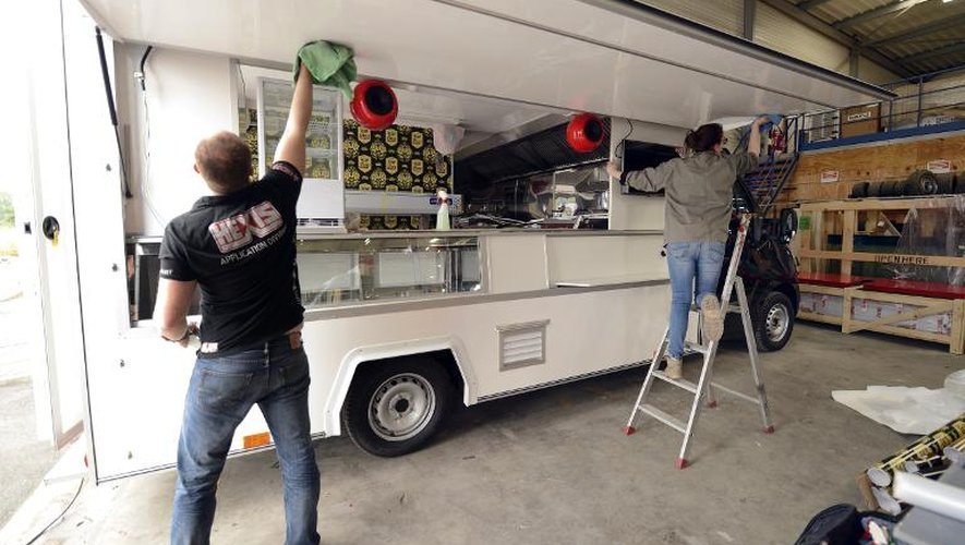 Des employés de BCC travaillent à la fabrication d'un "food truck", à Nieppe, dans le nord de la France, le 15 juillet 2014