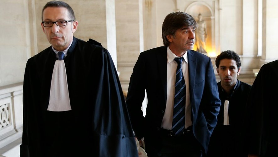 Michel Neyret et son avocat Gabriel Versini-Bullara (G) à son arrivée au palais de justice le 9 mai 206 à Paris