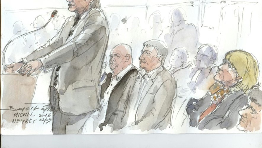 Un croquis d'audience réalisé le 2 mai 2016 représente Michel Neyret (gauche) dans un tribunal de Paris