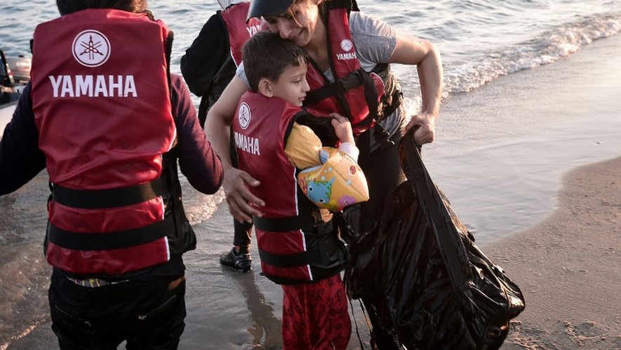 Une mère syrienne et son fils arrivent sur l'ile de Kos, le 18 août 2015