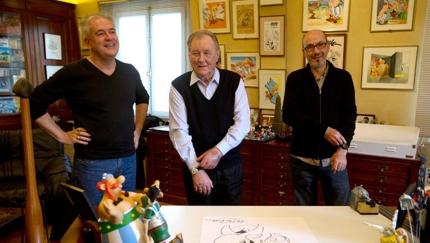 L'un des "pères d'Astérix", Albert Uderzo (c) aux côtés des illustrateurs Jean-Yves Ferri (d) et  Didier Conrad, le 10 octobre 2013