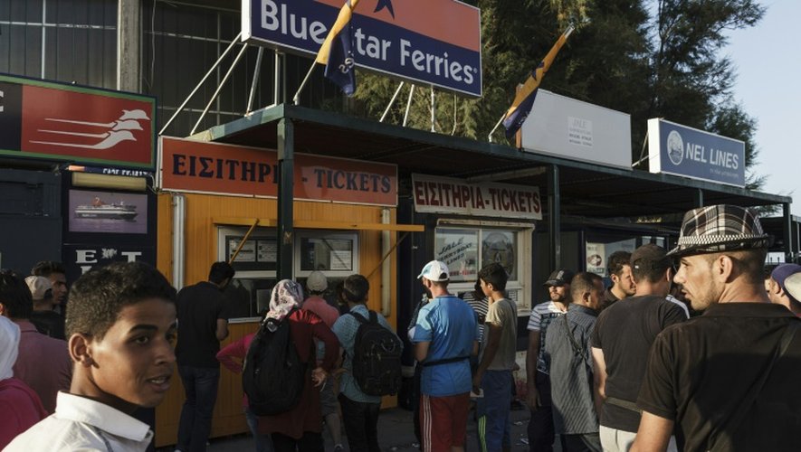 Des réfugiés syriens font la queue au port de Mytilène, le 18 août 2015 pour récupérer des billets leur permettant d'aller à Athènes