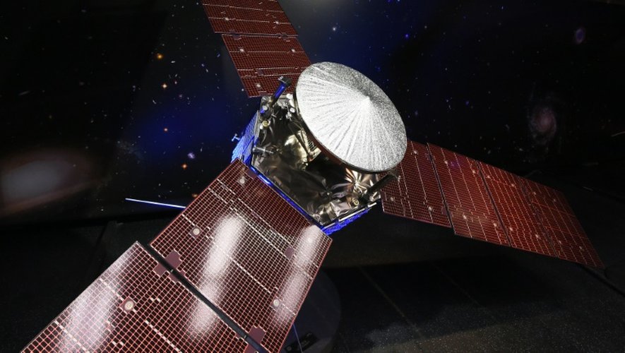 Une réplique de la sonde américaine Juno montrée le 4 juillet 2016 dans le laboratoire de Pasadena
