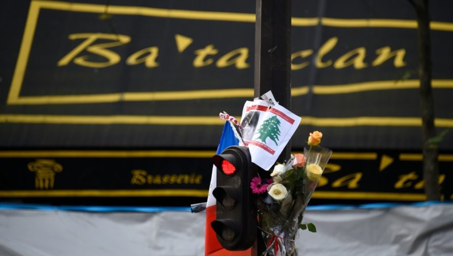 Des fleurs déposées devant le Bataclan à Paris le 18 novembre 2015