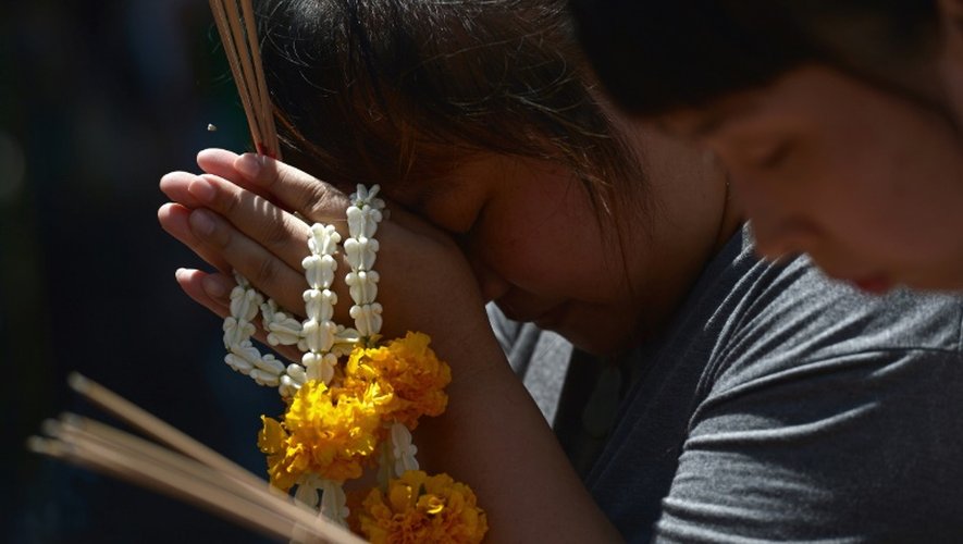 Des femmes se recueillent au sanctuaire Erawan à Bangkok le 19 août 2015, deux jours après l'attentat qui a tué 20 personnes