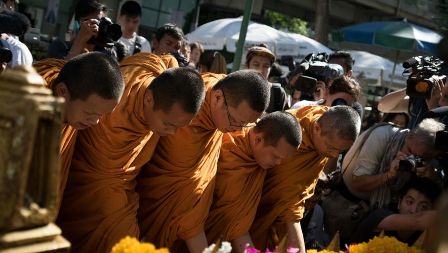Le sanctuaire Erawan dans le centre de Bangkok a rouvert ses portes le 19 août 2015 et des moines bouddhistes sont venus rendre hommage aux victimes de l'attentat qui a fait 20 morts lundi
