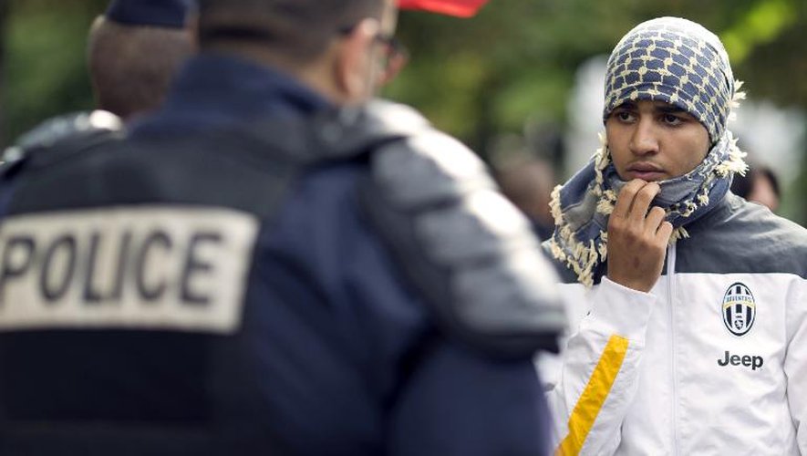 Un militant pro-palestinien lors d'une manifestation à Paris de soutien aux Palestiniens de Gaza et contre les opérations militaires israéliennes le 11 juillet 2014 à Paris