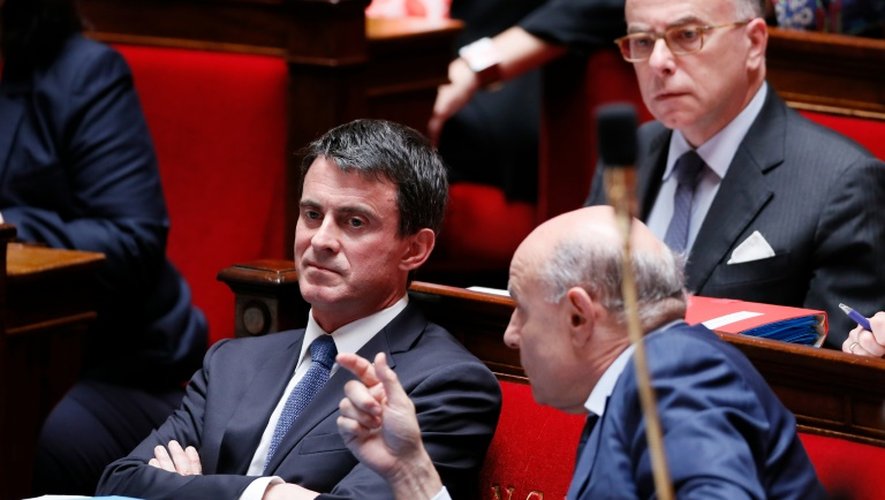 Le Premier minstre Manuel Vall et le secrétaire d'Etat aux Relations avec le Parlement Jean-Marie Le Guen le 29 juin 2016 à l'Assemblée nationale à Paris