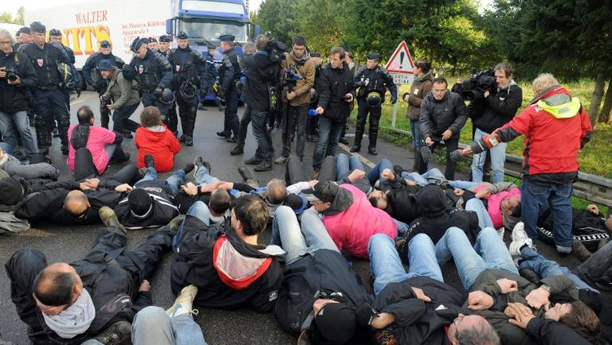 Des salariés de Gad allongés au sol pour bloquer tout passage, le 23 octobre 2013 à Josselin