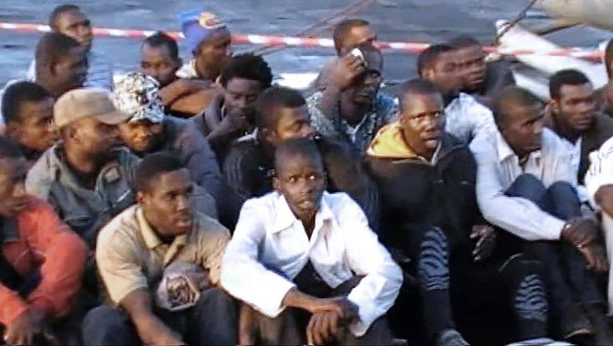 Photo fournie par la marine italienne le 13 octobre 2013 montrant des migrants secourus par un navire au large de l'île italienne de Lampedusa