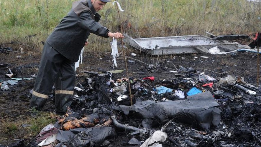 Un secouriste marque les endroits où des corps de victimes du crash ont été trouvés à Grabove, à l'est de l'Ukraine, le 18 juillet 2014