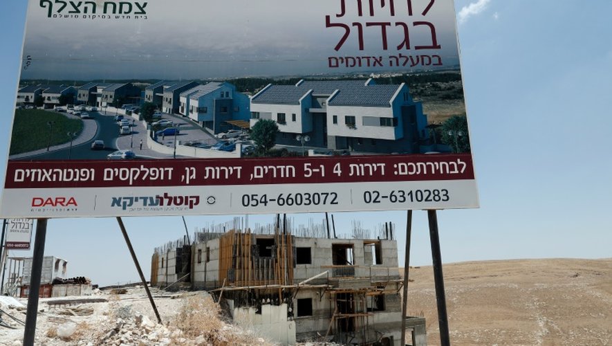 Logements en construction et pancarte publicitaire pour vendre ces appartements à Maale Adoumim (est de Jérusalem), le 4 juillet 2016