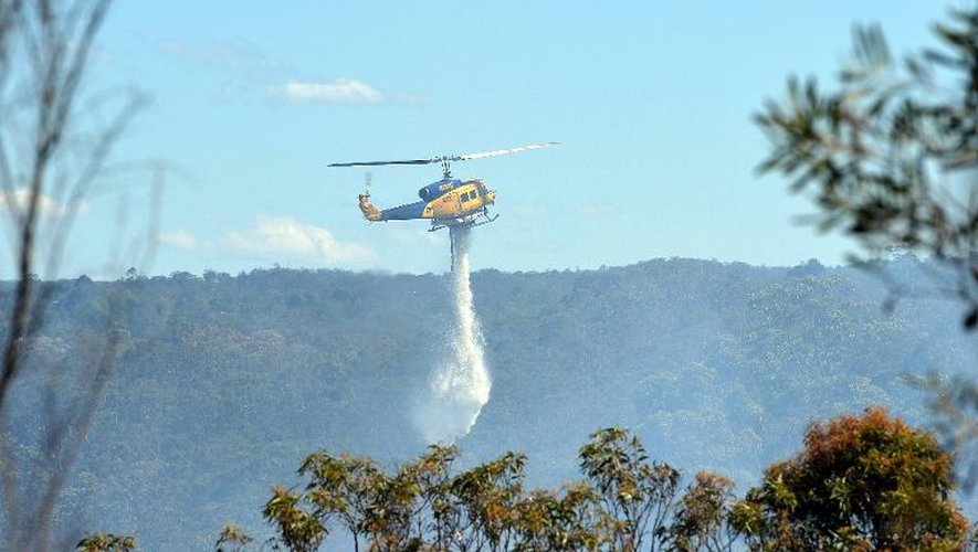 Un hélicoptère largue sa cargaison d'eau au-dessus des Montagnes bleues, le 24 octobre 2013 près de Sydney