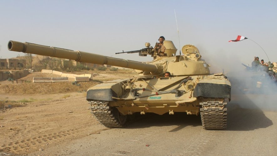 Des tanks irakiens près de la ville de Fallouja le 27 juin 2016 pour reprendre la ville des mains du groupe EI