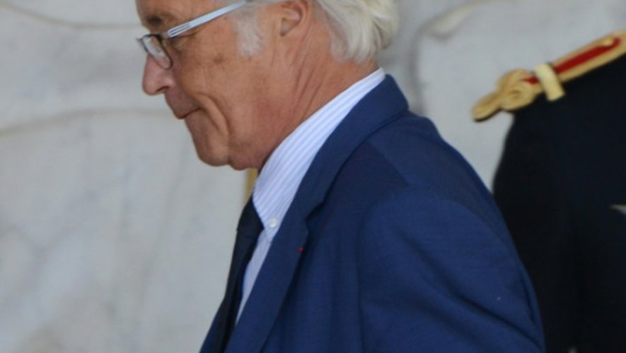 Le ministre du Travail démissionnaire Francois Rebsamen quitte l'Elysée le 19 août 2015 à Paris