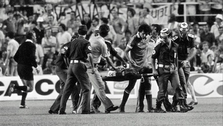 Patrick Battiston emmené sur une civière après un choc avec le gardien allemand Harald Schumacher, le 8 juillet 1982 à Séville