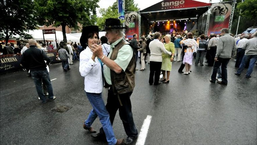 Des couples dansent lors du festival de tango de Seinajoki le 9 juillet 2009