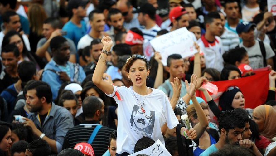Une manifestante portant un t-shirt avec la figure de l'opposition assassinée Chokri Belaid à Tunis, le 23 octobre 2013