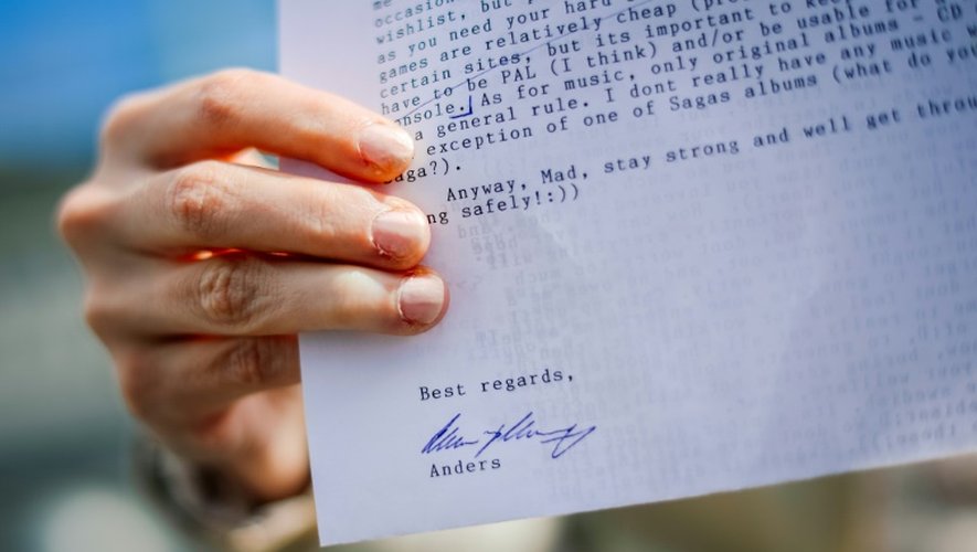 Victoria (pseudonyme) montre une lettre signée de la main d'Anders Behring Breivik, le 31 juillet 2015 à Stockholm