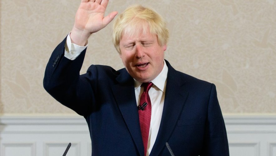 Boris Johnson salue l'audience lors d'une conférence de presse, le 30 juin 2016 à Londres